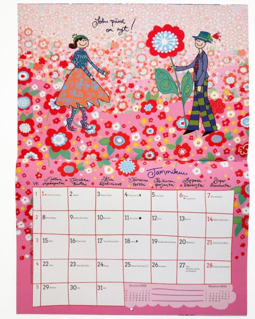 Virkkukoukkusen arkea helpottava hauska seinäkalenteri. Nimipäivät, kuunvaiheet ja selkeät ruudukot piristettynä Virkkukoukkusen riemukkaalla kuvituksella