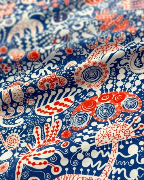 Virkkukoukkunen - Todella miellyttävän tuntuinen, pehmeä ja ryhdikäs trikookankaamme. Kuosina yksityiskohtainen Simsala, jossa sininen pohjaväri ja valko-punaiset kiemurtelevat geometriset, kukkivat ja pilkulliset kuviot.