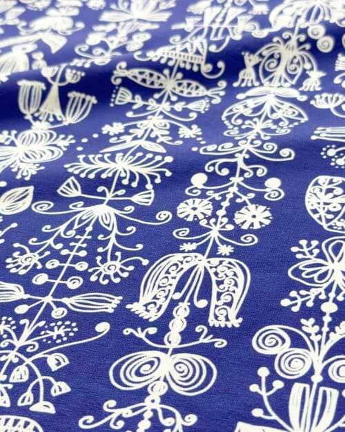 Virkkukoukkusen 3/4-hihainen laadukas Kelpokolttu mekko. Ommeltu Suomessa todella miellyttävän tuntuisesta, pehmeästä ja ryhdikkäästä trikookankaamme. Heili kuosissa on sinisellä pohjalla pystyraitoja jotka muodostuvat valkoisista kiemuraisista kuvioista.