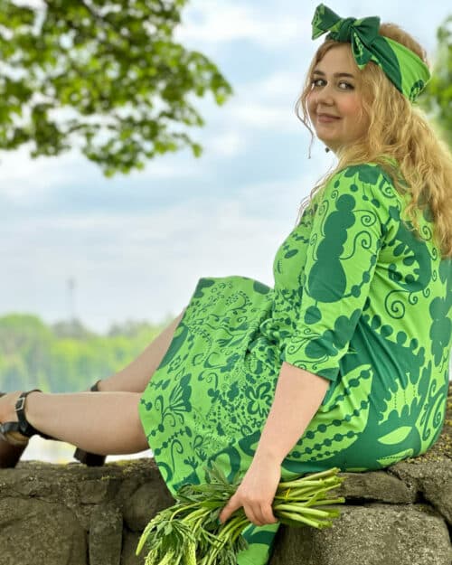 Virkkukoukkusen 3/4-hihainen laadukas Kelpokolttu mekko. Ommeltu Suomessa todella miellyttävän tuntuisesta, pehmeästä ja ryhdikkäästä trikookankaamme. Krumeluuri kuosisessa trikoomekossa on vihreällä pohjalla suuria kiemuraisia tummemmanvihreitä kuvioita - kiemuraisia kukkia, pilkkunauhoja, abstrakteja muotoja. Oikea vihreän rakastajan unelmavaate!