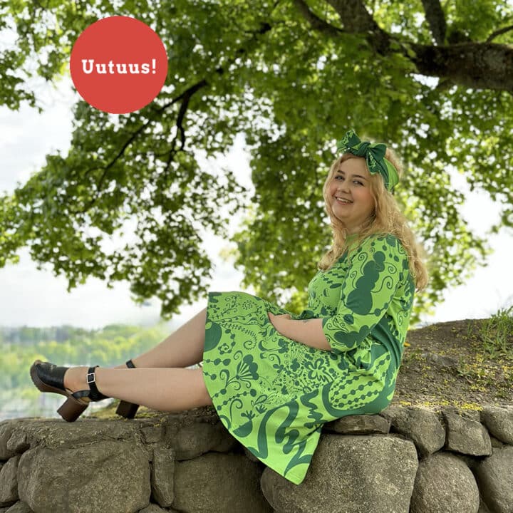 Virkkukoukkusen 3/4-hihainen laadukas Kelpokolttu mekko. Ommeltu Suomessa todella miellyttävän tuntuisesta, pehmeästä ja ryhdikkäästä trikookankaamme. Krumeluuri kuosisessa trikoomekossa on vihreällä pohjalla suuria kiemuraisia tummemmanvihreitä kuvioita - kiemuraisia kukkia, pilkkunauhoja, abstrakteja muotoja. Oikea vihreän rakastajan unelmavaate!