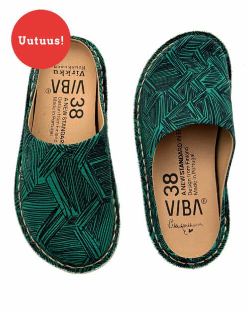 Virkkukoukkunen x VIBAe yhteistyömalliston Roma kengät - mukavat ja laadukkaat canvaskengät Carbon Step™ -pohjallisella ja Virkkukoukkusen persoonallisilla kuoseilla. Suunniteltu Suomessa, valmistettu Portugalissa. Koe vertaansa vailla oleva mukavuus uuden Virkkukoukkunen x VIBAe kenkämalliston kanssa! Kuosina Kaarna jonka mustavihreä ohutraitaisista kuvioruuduista koostuva pinta tuo mieleen puun kaarnan tai punontakuvion.