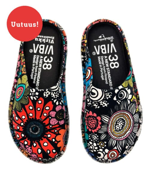 Virkkukoukkunen x VIBAe yhteistyömalliston Roma kengät - mukavat ja laadukkaat canvaskengät Carbon Step™ -pohjallisella ja Virkkukoukkusen persoonallisilla kuoseilla. Suunniteltu Suomessa, valmistettu Portugalissa. Koe vertaansa vailla oleva mukavuus uuden Virkkukoukkunen x VIBAe kenkämalliston kanssa! Kuosina mahtava värikäs Megakukkaralla, jossa mustalla pohjalla värikkäitä kukkia kaikissa väreissä.