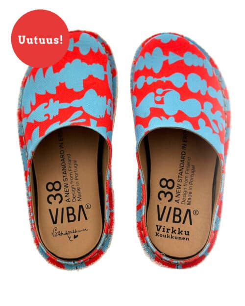 Virkkukoukkunen x VIBAe yhteistyömalliston Roma kengät - mukavat ja laadukkaat canvaskengät Carbon Step™ -pohjallisella ja Virkkukoukkusen persoonallisilla kuoseilla. Suunniteltu Suomessa, valmistettu Portugalissa. Koe vertaansa vailla oleva mukavuus uuden Virkkukoukkunen x VIBAe kenkämalliston kanssa! Kuosina Mojova jossa kirkkaanpunaisella pohjalla kauniin vaaleansiniset kuviot luovat jonoja, jotka tuovat mieleen erimuotoisten ruukkujen tai maljakoiden pinot.