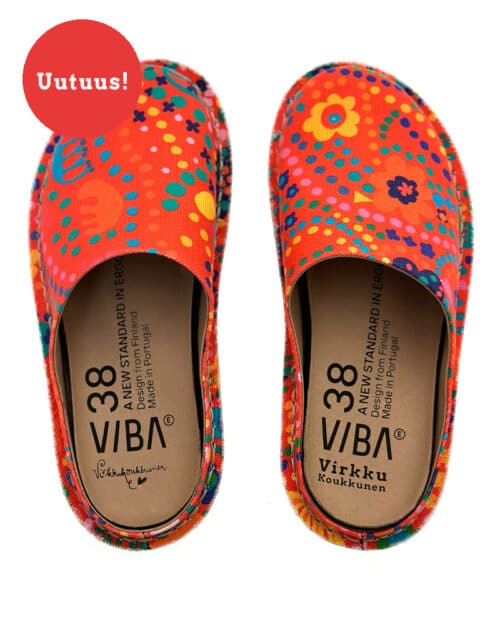 Virkkukoukkunen x VIBAe yhteistyömalliston Roma kengät - mukavat ja laadukkaat canvaskengät Carbon Step™ -pohjallisella ja Virkkukoukkusen persoonallisilla kuoseilla. Suunniteltu Suomessa, valmistettu Portugalissa. Koe vertaansa vailla oleva mukavuus uuden Virkkukoukkunen x VIBAe kenkämalliston kanssa! Kuosina Nimi jossa punaisella pohjalla monenväriset helminauhat ja kukkajonot polveilevat iloisessa sekamelskassa.
