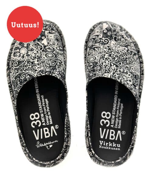 Virkkukoukkunen x VIBAe yhteistyömalliston Roma kengät - mukavat ja laadukkaat canvaskengät Carbon Step™ -pohjallisella ja Virkkukoukkusen persoonallisilla kuoseilla. Suunniteltu Suomessa, valmistettu Portugalissa. Koe vertaansa vailla oleva mukavuus uuden Virkkukoukkunen x VIBAe kenkämalliston kanssa! Kuosina Pauhu jossa mustalla pohjalla erilaiset kuviot muodostavat pulppuavan rytmikkään virran, josta voi huomata mm. kukkia, lintuja, kaloja, kissoja ja vaikka mitä ihanaa.