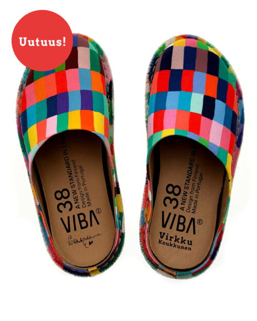 Virkkukoukkunen x VIBAe yhteistyömalliston Roma kengät - mukavat ja laadukkaat canvaskengät Carbon Step™ -pohjallisella ja Virkkukoukkusen persoonallisilla kuoseilla. Suunniteltu Suomessa, valmistettu Portugalissa. Koe vertaansa vailla oleva mukavuus uuden Virkkukoukkunen x VIBAe kenkämalliston kanssa! Kuosina Virityskuva jossa on käsinpiirrettyjä ohuita pystypalkkeja kauttaaltaan kaikissa sateenkaaren väreissä ja eri sävyissä.
